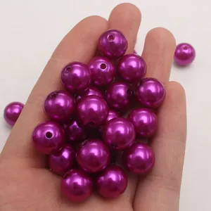 Gros plan de perles d'imitation en plastique ABS magenta foncé pour la fabrication de bijoux.