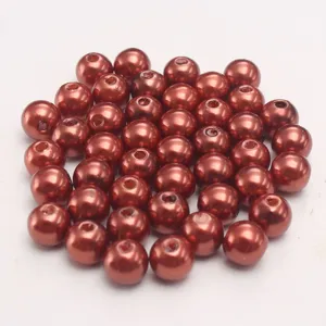 Detailaufnahme von rotem ABS Kunststoff Perlen, ideal fuer DIY Basteln und Schmuck.