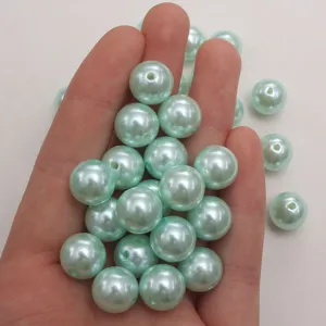 Nahaufnahme der hellblauen ABS-Perlen in der Hand, perfekt für DIY-Schmuckherstellung und Basteln.