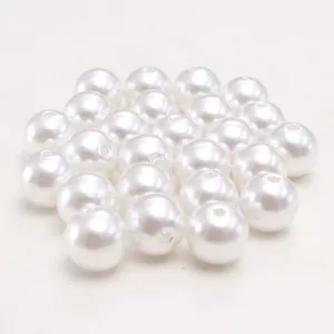 Détail des perles d'imitation ABS blanches, idéales pour la fabrication de bijoux DIY.