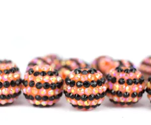 Detalle en primer plano de cuentas chunky de resina y pedrería de 16-22mm con AB naranja y rayas.