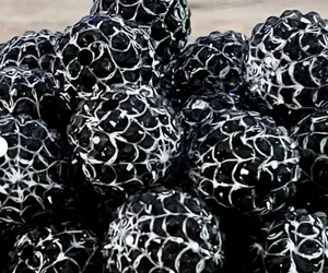 Cuentas de resina negra de 20 mm con estampado de telaraña blanca para joyería y manualidades.