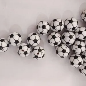 Primer plano detalle de cuentas de acrílico de fútbol de 20 mm, ideal para manualidades DIY.