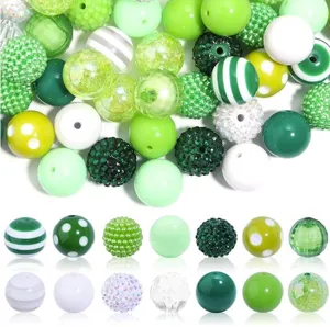 Détail de perles acryliques vertes et blanches pour vos projets de fabrication de bijoux DIY.
