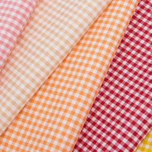 Detalle de tela de cuadros vichy colorida para manualidades DIY, embalaje y fotografía.