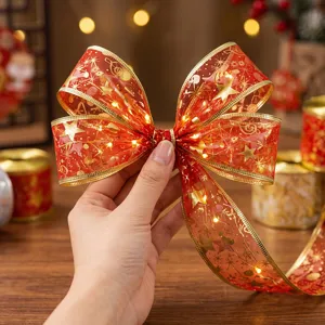 Dettaglio nastro natalizio bronzato a doppio strato rosso, stampa stella glitter con luci.