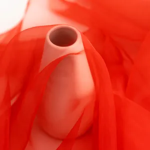 Detalle de tela de poliéster roja transparente, ideal para embalaje de flores y decoración festiva.