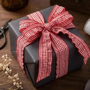 Κόκκινη και λευκή καρό κορδέλα με βολάν για DIY χειροποίητη συσκευασία δώρου και διακόσμηση ρούχων.