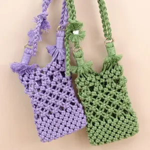 Détail de mini sac de téléphone en macramé tissé à la main, violet et vert élégants.
