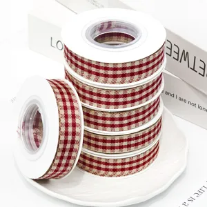 Nastri a quadretti rosso e beige per fai da te, confezioni regalo e decorazioni natalizie.