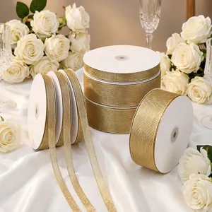 Bellissimo nastro metallizzato dorato per confezioni regalo e creazione di fiocchi.