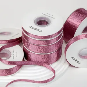 Rollos de cinta de satén brillante rosa de doble cara para lazos y costura DIY.