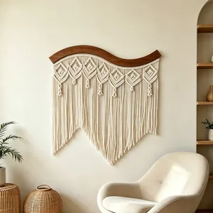 Böhmischer gewebter Wandbehang mit gebogenem Holzstab und schönen Quasten für Zuhause.