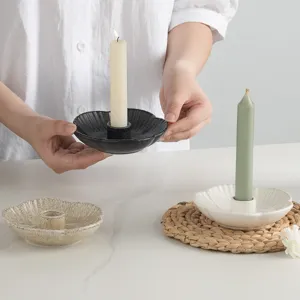 Porte-bougie en céramique en forme de fleur, vue détaillée pour une déco chaleureuse.