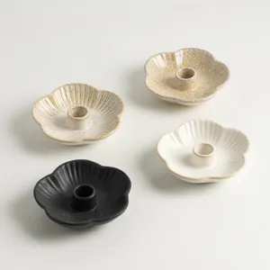 Vue détaillée du bougeoir en céramique en forme de fleur, finition lisse et élégante.