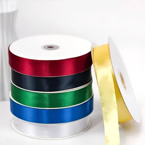 Dettaglio nastro di satin con texture liscia e colori vivaci, perfetto per confezionare regali.