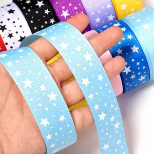 Dettaglio in primo piano di nastro grosgrain azzurro con stelle bianche per confezioni.