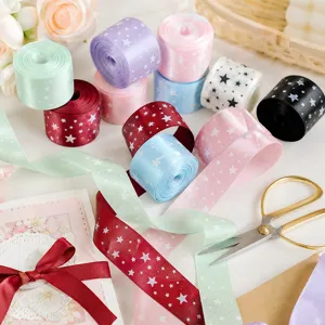 Nastro in poliestere stampato con stelle da 2,5 cm per confezioni regalo e fiocchi fai-da-te.