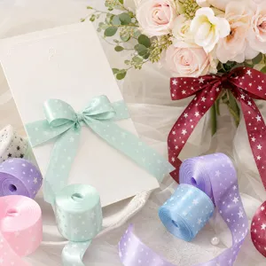 Vista dettagliata dei nastri in poliestere con stampa a stelle da 2,5 cm, confezione floreale e fiocco.