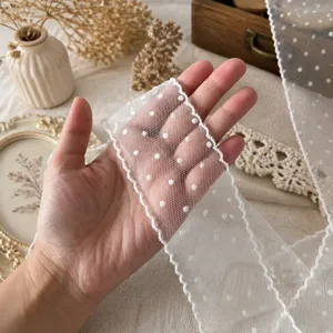 Garniture de dentelle en tulle à pois blancs 6cm de large, idéale pour loisirs créatifs DIY.