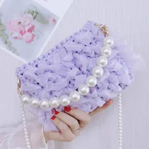 Borsa uncinetto a rete viola fatta a mano con nastro in tulle e dettaglio manico perla chic