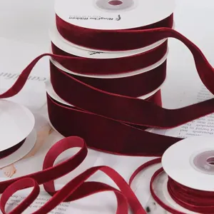 Burgunderrotes einseitiges Samtband für Basteln, Geschenke verpacken und Dekorationen.