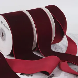Dunkelrotes Samtband Detailaufnahme, ideal für Handwerk, Blumenstrauß sowie Geschenkverpackung.