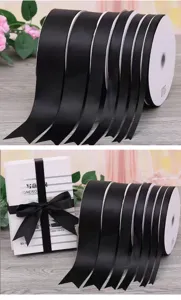 Vista detallada rollos de cinta de raso negro, bandas de tela para envolver regalos.