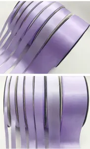 Vista dettagliata di nastri in raso viola, varie larghezze per decorazioni e confezioni regalo.