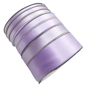 Rotolo di nastro di raso viola chiaro per decorazioni nuziali, confezioni regalo e dolci.