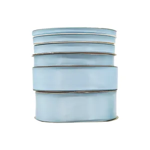 Cintas de satén de poliéster azul claro de varios anchos para regalos y decoración de bodas.