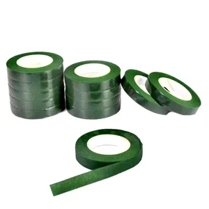 Vue détaillée du ruban floral, rouleaux de ruban papier vert foncé pour emballage