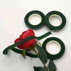 Vue détaillée de rouleaux de ruban adhésif floral vert foncé pour les arrangements floraux.
