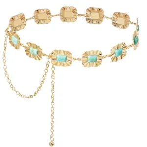 Catena da vita dorata vista dettaglio stile bohémien accessorio in primo piano.