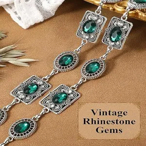 Detalle de cadena de cintura vintage con pedrería verde, elegante accesorio de moda y estilo.