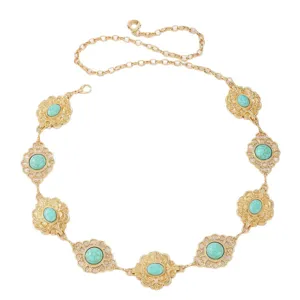 Detailansicht der goldenen Boho-Taille Kette mit filigranen Mustern und edlen Türkissteinen.