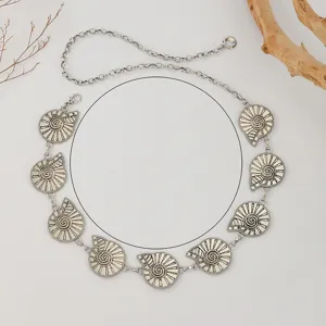 Détail de chaîne de taille en métal argenté, pendentif coquillage vintage pour robe.