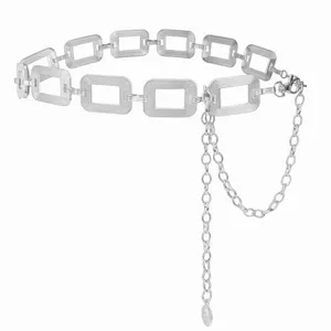 Dettaglio cintura a catena in metallo argentato geometrico con maglie cave e pendente.