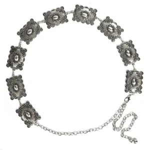Nahaufnahme der Details einer retro silbernen Metall-Taillenkette mit geprägten Platten.