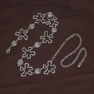 Chaine de taille en metal argente chic avec motifs floraux et roses pour un look tendance.