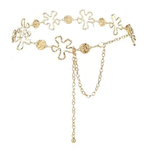Chaîne de taille dorée pour femme, avec des maillons floraux irréguliers et des breloques.