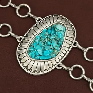 Λεπτομέρεια από αλυσίδα σώματος μέσης vintage boho στυλ με τουρκουάζ για γυναίκες.