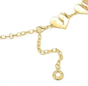 Goldene Herz Kette Gürtel Detailansicht, modisches Metall Taillenaccessoire für Damen.
