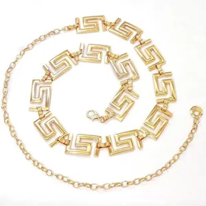 Goldfarbener Metallkettengürtel mit geometrischen Gliedern, stilvoll für Kleider.