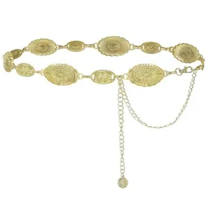 Goldene Metallketten-Gürtel-Detailansicht mit filigranen gravierten Medaillons und Anhängerkette.