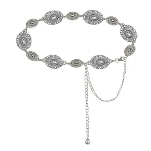 Silberne Metall Taillenkette für Damen, schicker hohler geschnitzter Gürtel Detail.