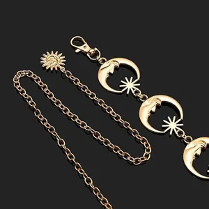Exquisita cadena de cintura de metal dorado bohemio con colgantes de sol y luna.
