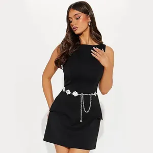 Détail de chaîne de taille coquillage en métal, accessoire de mode pour les tenues.