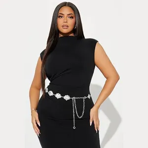 Détail de chaîne de taille décorative coquillage métal mode, accessoire argenté pour femme.