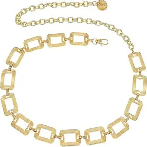 Dettaglio della cintura a catena in metallo dorato con maglie geometriche rettangolari e ciondolo.